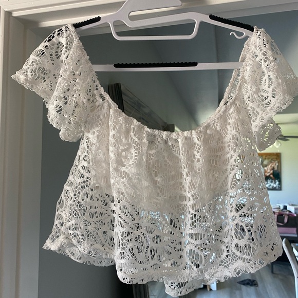 Stella Laguna Beach Tops - Stella Laguna Beach White Flutter Sleeve Crop Blouse NWOT no flaws
